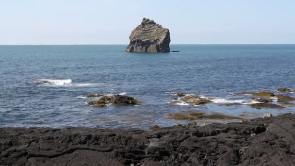 Gran roca en el medio del mar de Islandia — Vídeo de stock