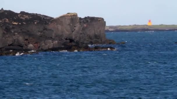 Island Felsen am Strand — Stockvideo