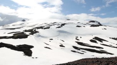İzlanda karlı dağ manzarası