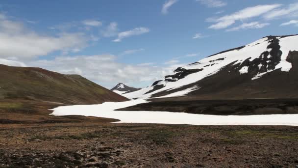 Island zasněžené horské krajiny — Stock video