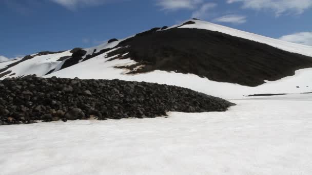 Island zasněžené horské krajiny — Stock video