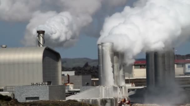 Vervuilende fabriek in IJsland — Stockvideo