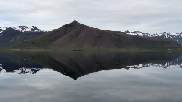 Islanda Lago e montagne innevate Paesaggio — Video Stock