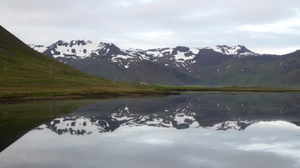 IJsland Lake en besneeuwde bergen landschap — Stockvideo