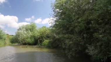 Nehri üzerinde tekne şamandıra