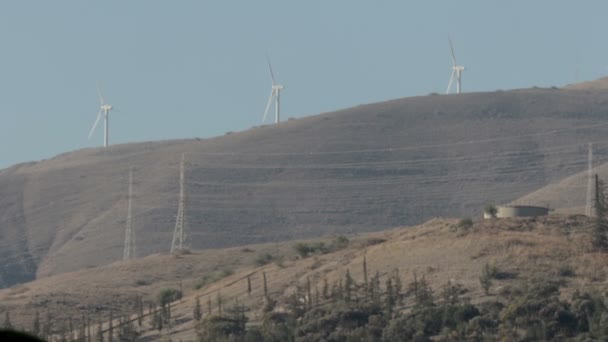 Windräder auf Hügeln — Stockvideo