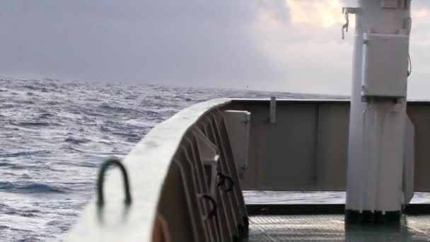 Drift loď na vlnách — Stock video