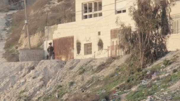 Palestijnse dorp met veiligheidsmuur — Stockvideo