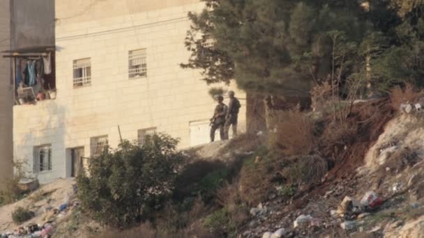 Палестинская деревня со стеной безопасности — стоковое видео
