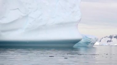 Yüzen bir buzdağı yelken