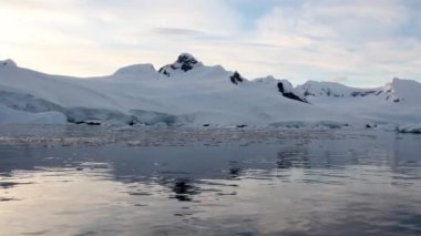 Antarktika dağ manzarası