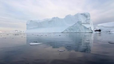 Yüzen bir buzdağı yelken