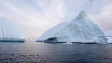 Yüzen bir buzdağı tarafından yelken
