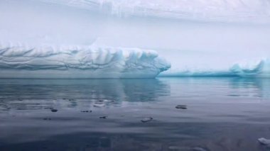 Yüzen bir buzdağı yelken