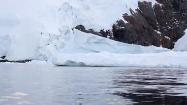 Yüzen bir buzdağı yelken