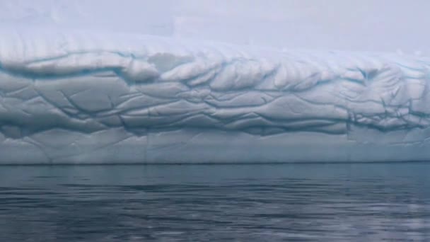 Navigazione da un iceberg galleggiante — Video Stock