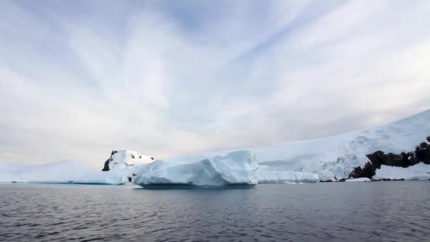 Вітрильний спорт біля айсберга плаває — стокове відео