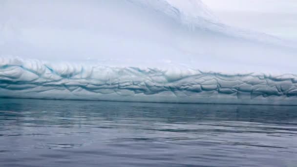 Segeln an einem Eisberg schwimmend — Stockvideo