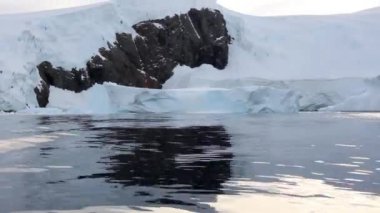 Yüzen bir buzdağı yelken