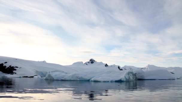 Iceberg floating in water — Stock Video