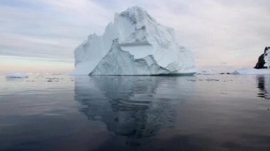 Yüzen bir buzdağı yelken
