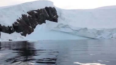 Yüzen bir buzdağı yelken