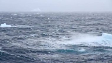 Yüzen bir buzdağı tarafından yelken