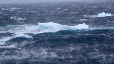 Yüzen bir buzdağı tarafından yelken