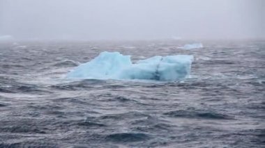 Yüzen bir buzdağı tarafından yelken