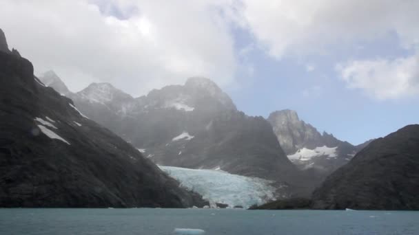Antarktische Landschaft mit blauem Meer — Stockvideo