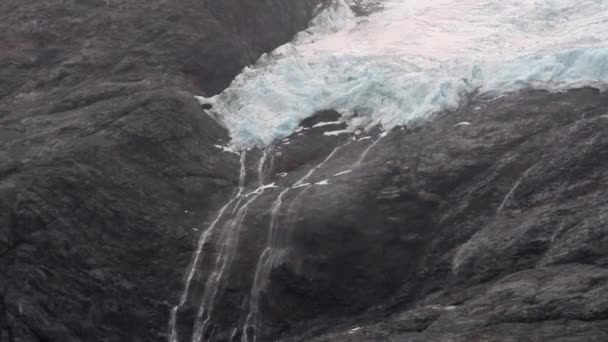 Cachoeiras e montanha nevada — Vídeo de Stock