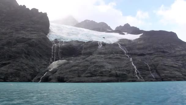 Водоспади і засніжена гора — стокове відео