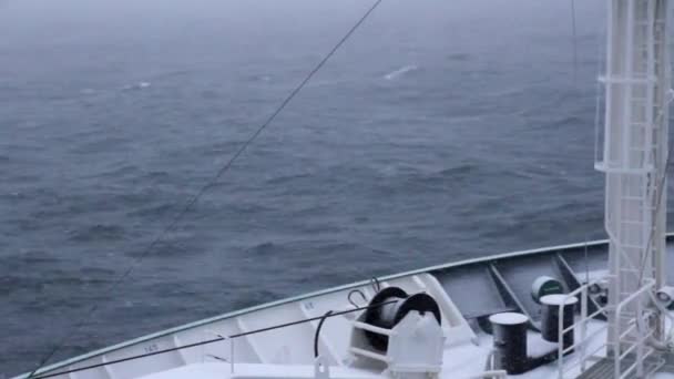 Båt i stormigt väder — Stockvideo