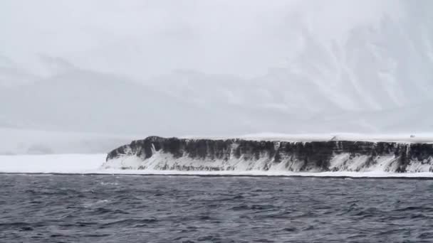 Schöne antarktische Küste — Stockvideo
