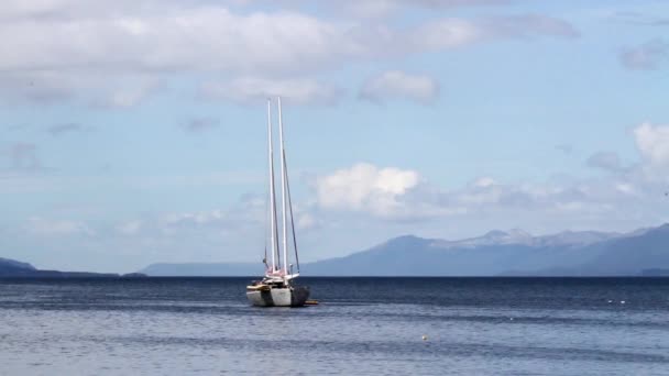 Yate de lujo en el mar — Vídeo de stock