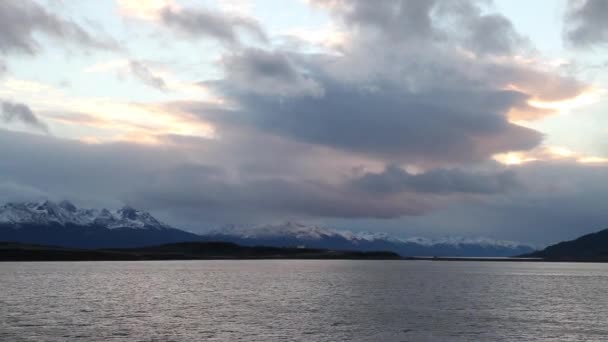 Paisaje montañas y mar — Vídeos de Stock