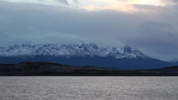 Landschap, bergen en zee — Stockvideo