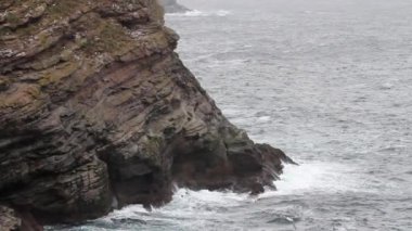 Dalgalar dayak Cliff üzerinde