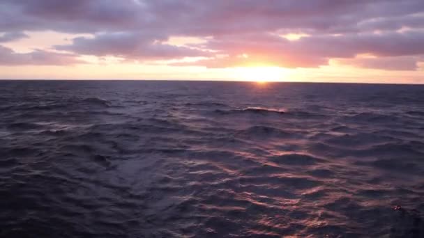 Sunset in the ocean with waves — Stock Video