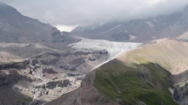Kazbegi dağlar bulutlar ile