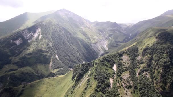 Гора Казбеги и холмы — стоковое видео