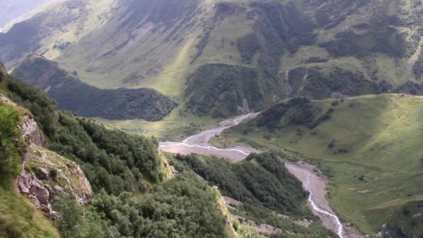 Kazbegi bergen en rivier — Stockvideo