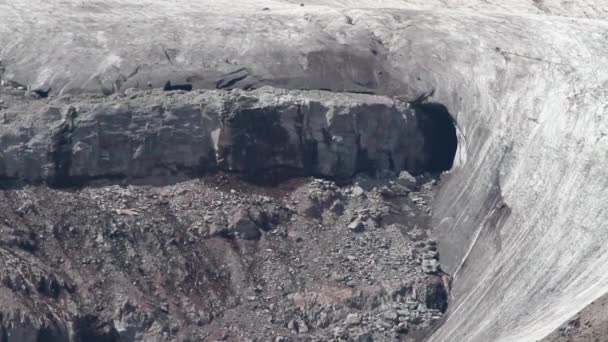Caucasus berg grot — Stockvideo