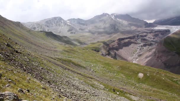 Montanhas Kazbegi com nuvens — Vídeo de Stock