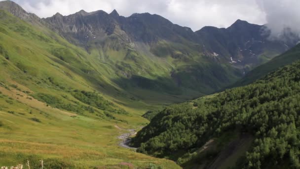 Colinas y montañas Svaneti — Vídeo de stock