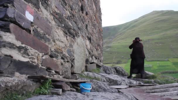 Arme Frau in der Nähe der Mauer — Stockvideo