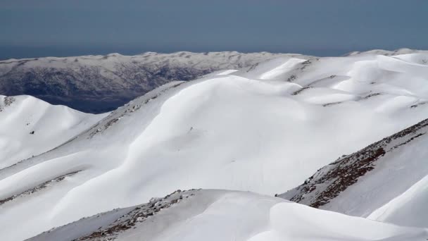 雪に覆われた山の風景 — ストック動画