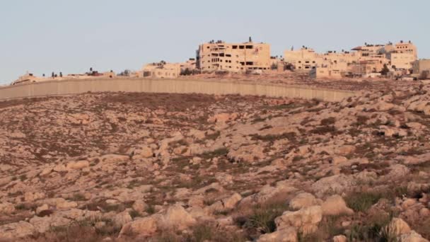 Παλαιστινιακό χωριό με τείχος ασφαλείας — Αρχείο Βίντεο