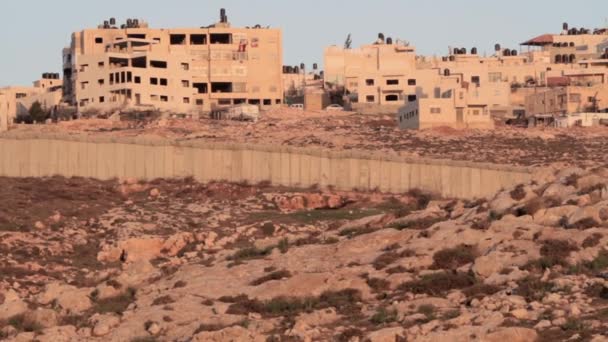 Village palestinien avec mur de sécurité — Video
