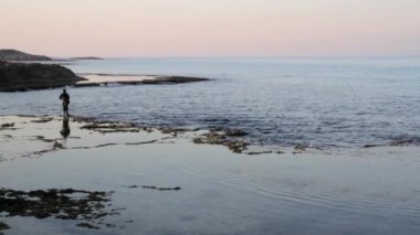 Kıyıda duran kişi